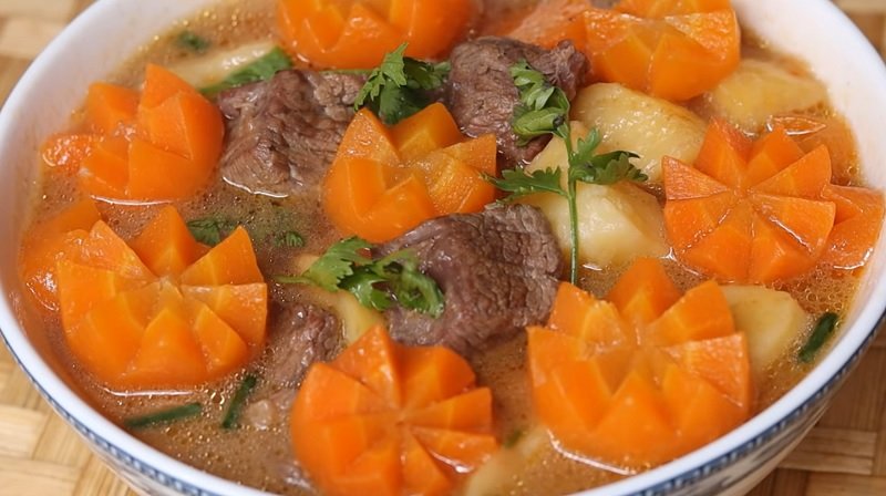 Bò Hầm Khoai Tây: Vị Ngon Của Thời Gian Và Ký Ức, Bí Quyết Nấu Chuẩn Vị Gia Đình