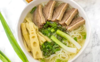 Bún Vịt: Hương Vị Đồng Quê Đậm Đà Giữa Lòng Phố Thị