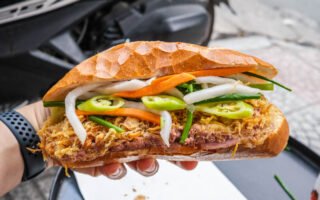 Bánh Mì Huỳnh Hoa – Vì Sao Thương Hiệu Này Luôn Đông Khách?
