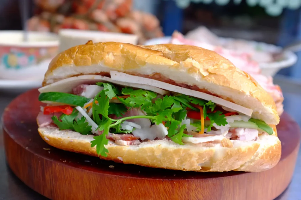 Bánh Mì Pate Chả Lụa: Món Ăn "Quốc Dân" Gây Thương Nhớ Lòng Người Việt