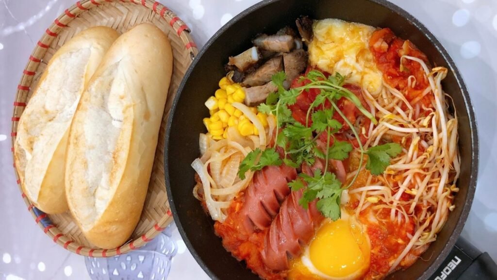 Bánh Mỳ Chảo: Khám Phá Hương Vị "Quốc Dân" Gây Nghiện Từ Sáng Sớm Đến Chiều Tối