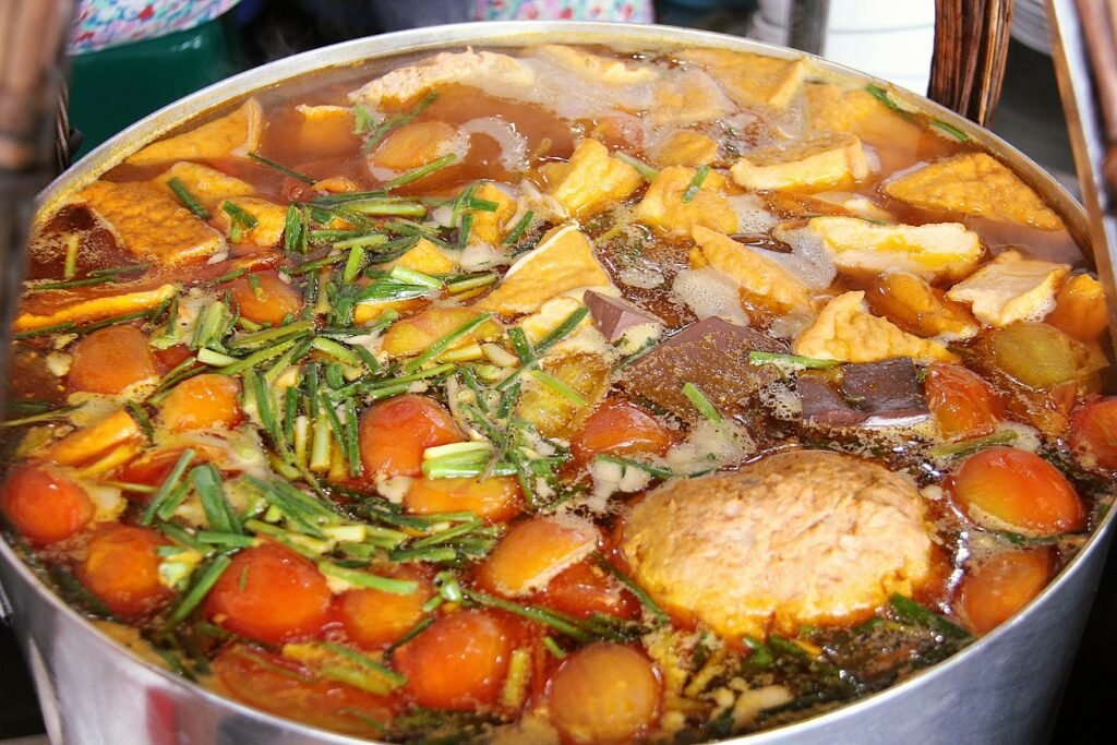 Bún Riêu Gánh: Ký Ức Đong Đầy Trong Từng Sợi Bún, Từng Giọt Nước Lèo