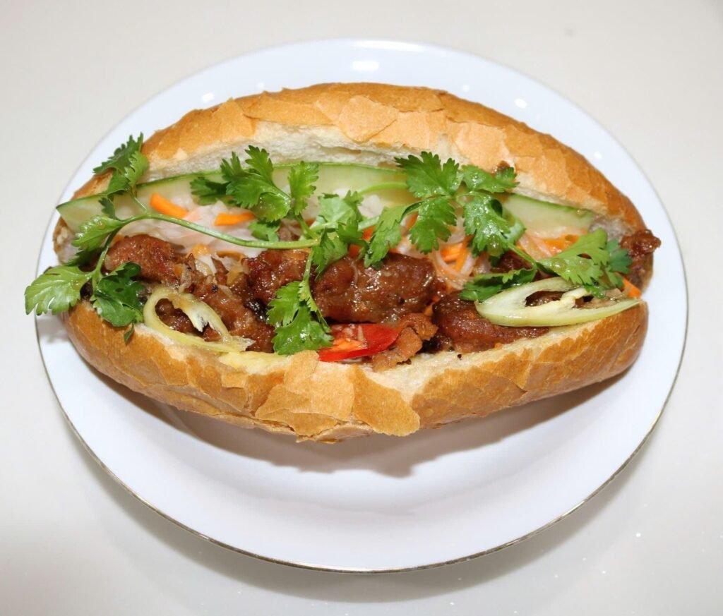 Bánh Mì Thịt Nướng: Hương Vị Đường Phố "Gây Thương Nhớ" Từ Miếng Thịt Nướng Thơm Lừng!