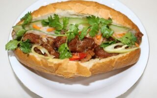 Bánh Mì Thịt Nướng: Hương Vị Đường Phố Từ Miếng Thịt Nướng Thơm Lừng
