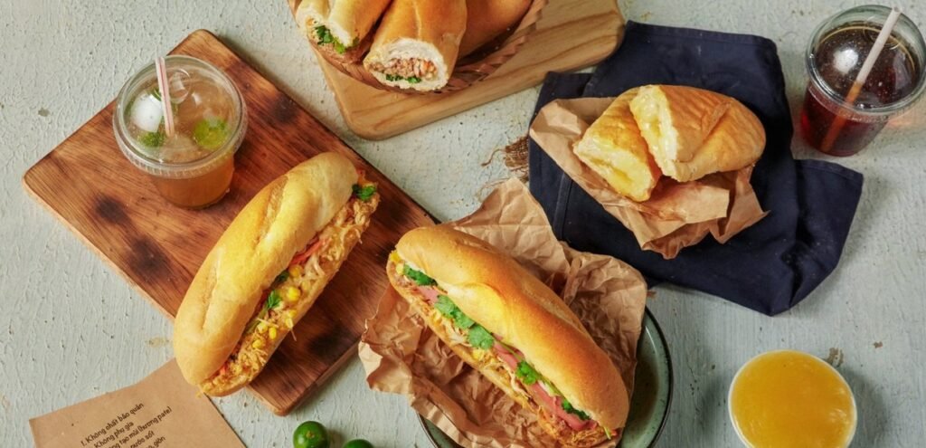 Bánh Mì Vợ Ong Vàng: Cái Tên Lạ Lùng Giấu Đằng Sau Hương Vị "Gây Sốt"?