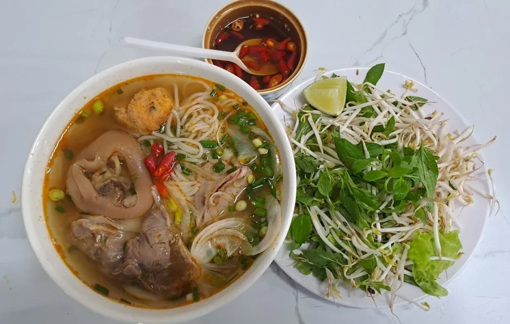 Review quán bún bò Huế Sài Gòn thơm ngon, đông khách