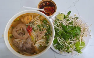 Review Quán Bún Bò Huế Sài Gòn Ngon Chuẩn Vị, Đông Khách