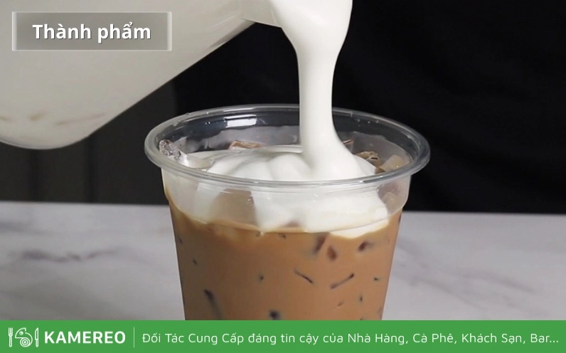 Bạn cho lớp kem muối và ly cà phê đã pha trước đó