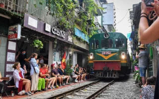 Cà Phê Đường Tàu Hà Nội: Trải Nghiệm Độc Đáo Khó Quên Giữa Lòng Thủ Đô 2026