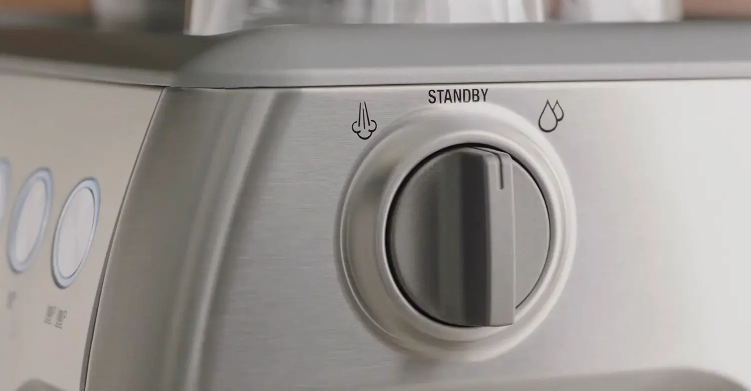 Công tắc chuyển đổi giữa vòi hơi đánh sữa và lấy nước nóng trên máy pha cà phê Breville Barista Express BES870BSS