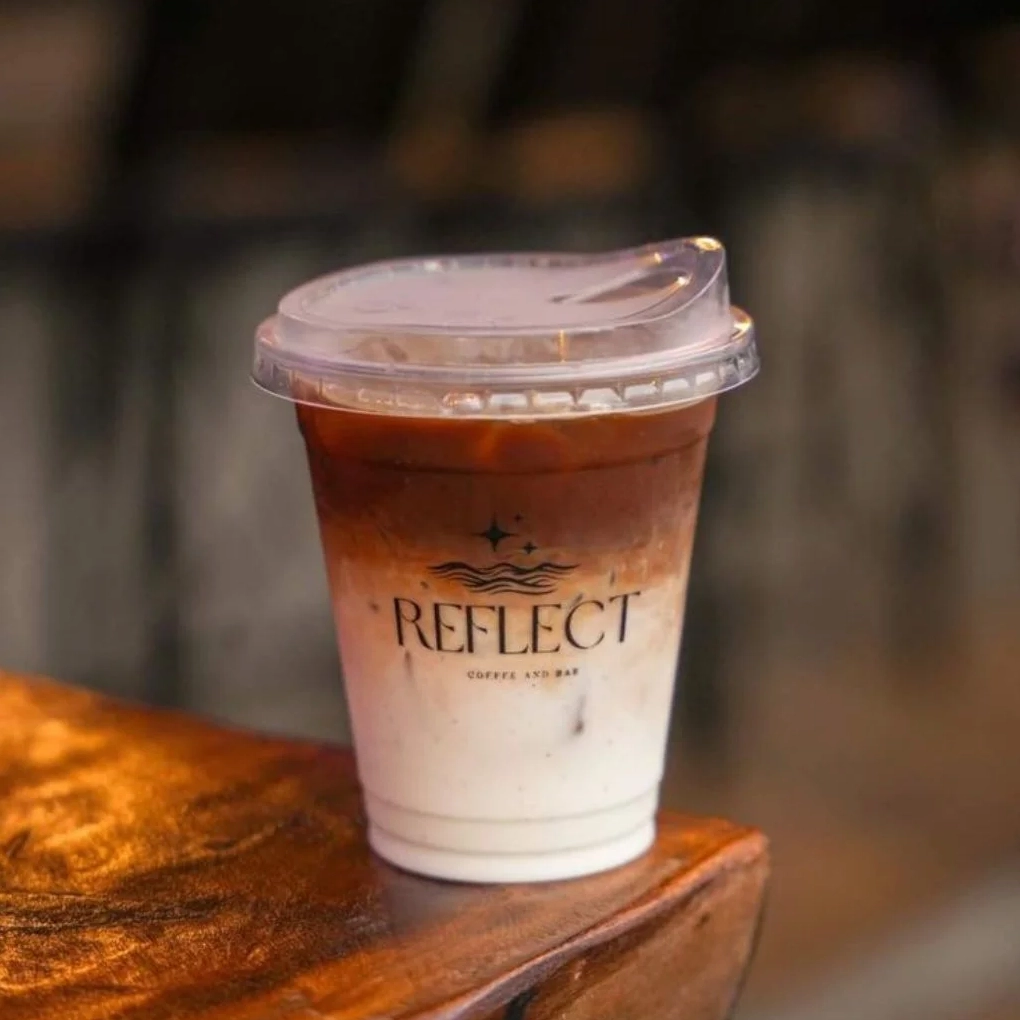 Hình ảnh ly cà phê sữa đá tươi mát với đá viên