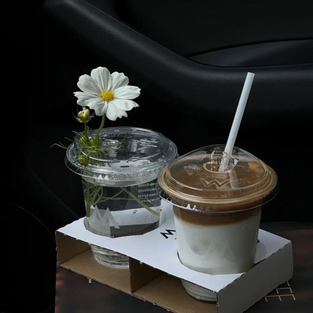 Hình ảnh ly cà phê sữa đá với các lớp màu sắc rõ rệt