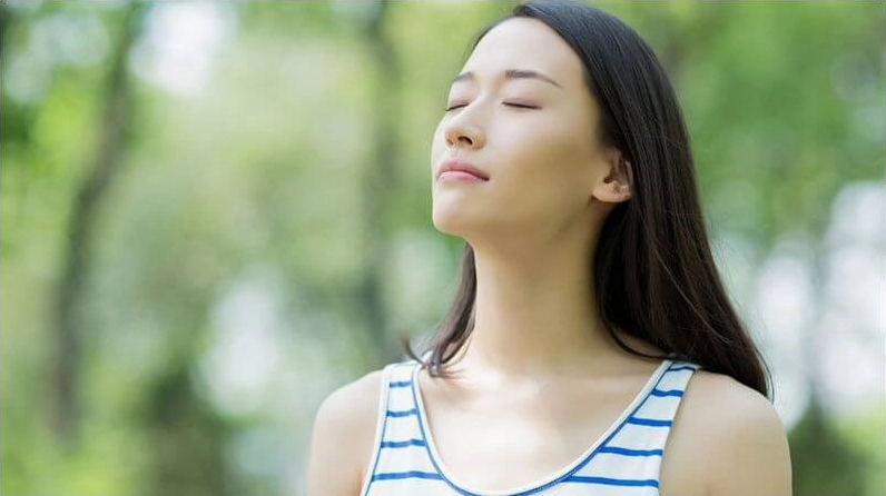 Hít thở sâu giúp bạn lấy lại bình tĩnh ngay lập tức khi say cà phê