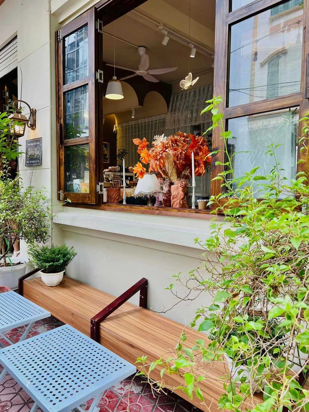 Không gian mở tại Thom Cau Coffee với bàn ghế gỗ mộc mạc, phù hợp cho những buổi trò chuyện thân mật.