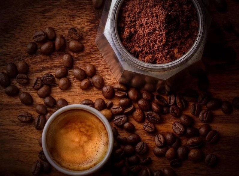 Lựa chọn những hạt cafe chất lượng, loại bỏ hạt sâu, hạt xanh