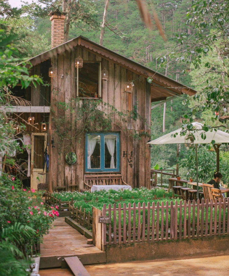 Lưng Chừng Cafe - 20 quán cafe Đà Lạt xinh đẹp, mộng mơ nhất 2026