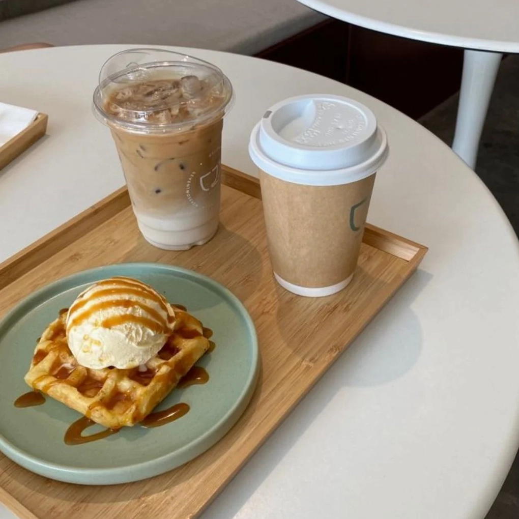 Ly cà phê sữa đá được trang trí đơn giản nhưng tinh tế