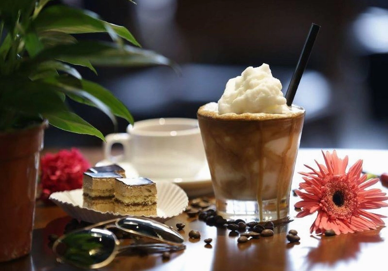 Ly cafe nước cốt dừa được trang trí bắt mắt, hấp dẫn