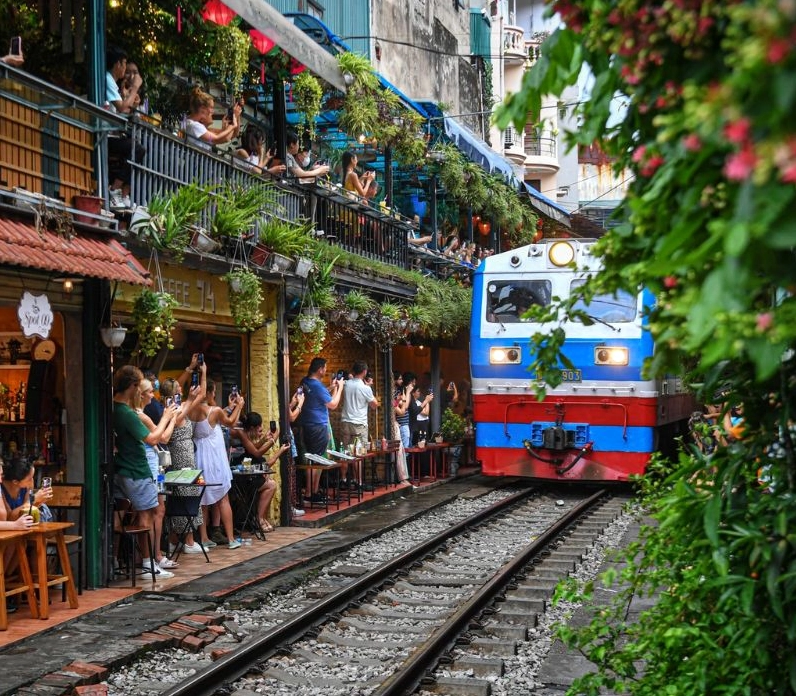 Phố cà phê đường tàu Hà Nội: Trải nghiệm độc đáo sát bên đường ray