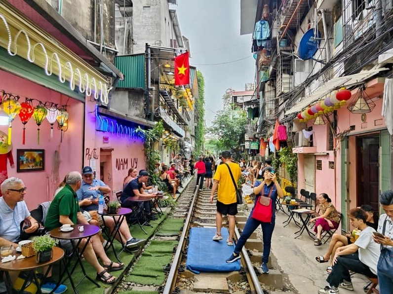 Phố cà phê đường tàu Hà Nội: Trải nghiệm độc đáo sát bên đường ray 2