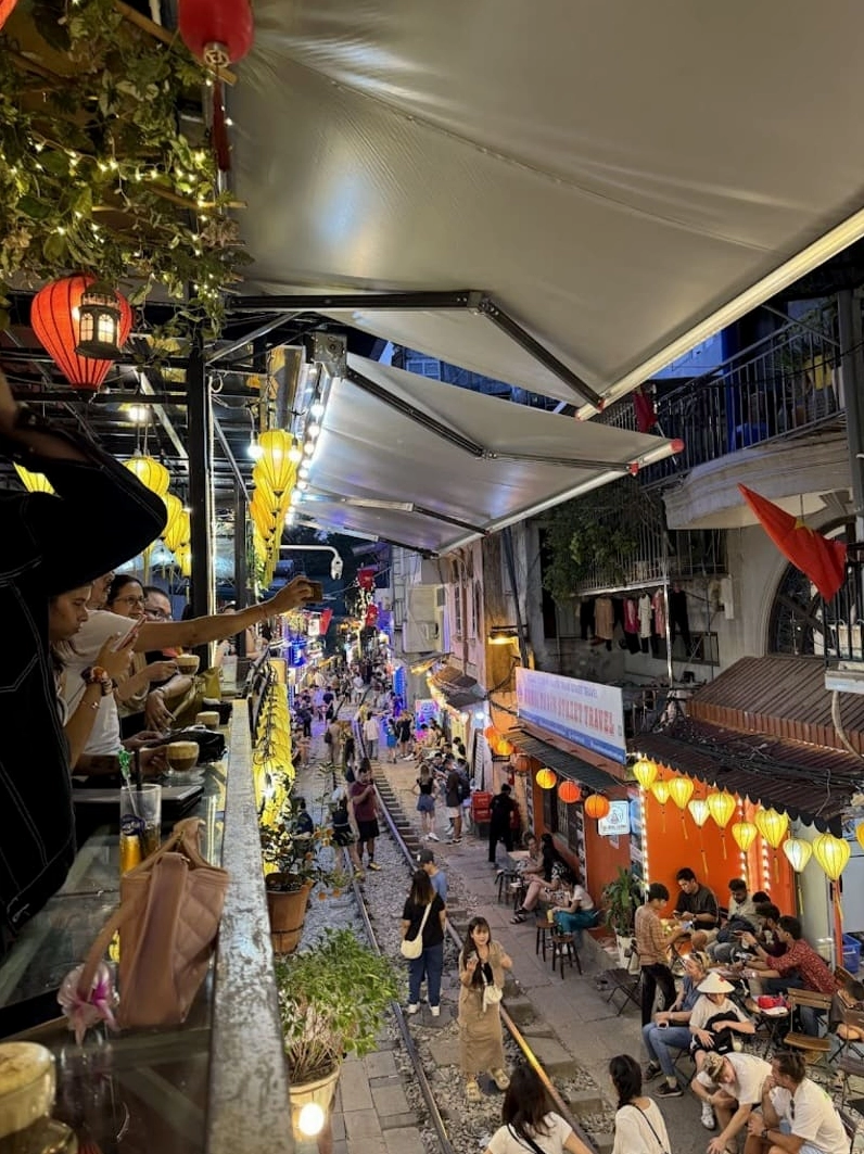 Phố cà phê đường tàu Hà Nội: Trải nghiệm độc đáo sát bên đường ray 6