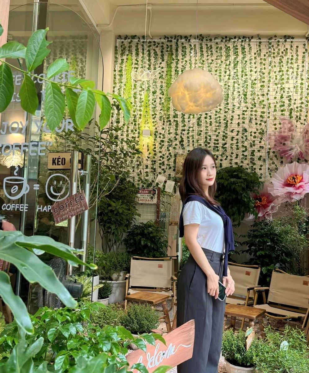 Tổng thể không gian ấm cúng của Thom Cau Coffee, với cách bài trí đơn giản nhưng đầy cuốn hút.