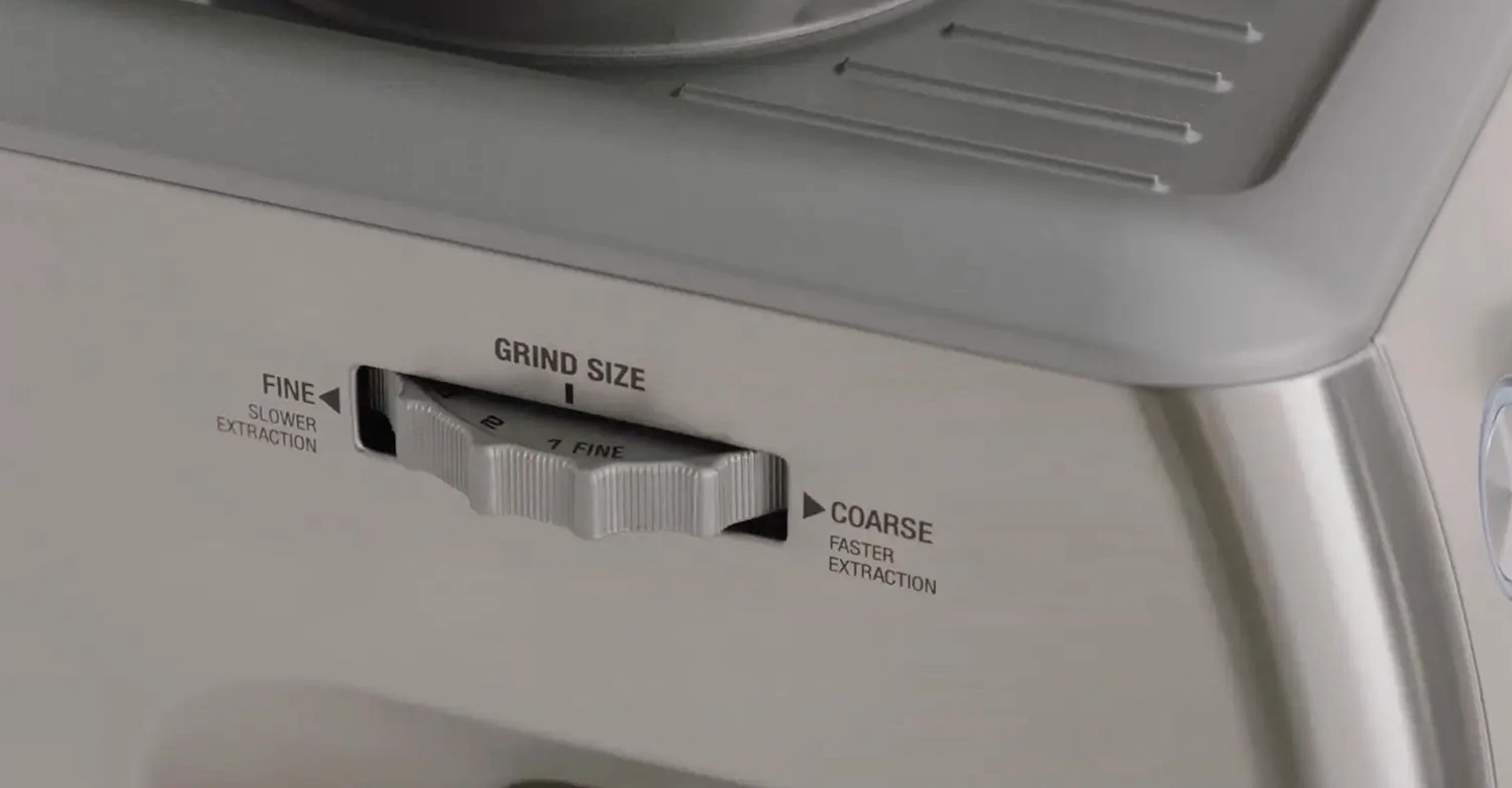 Xoay núm bên hông máy Breville 870 để điều chỉnh 16 mức độ mịn khác nhau